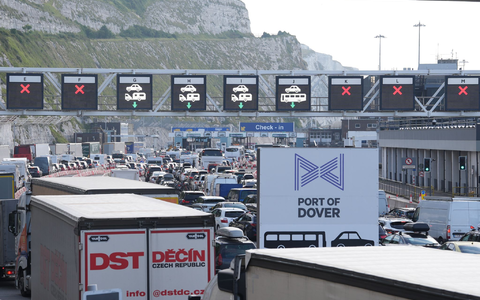 Hunderte gestrandete Flugreisende versuchen, per Fähre nach Europa zu kommen. - Foto: Gareth Fuller/PA Wire/dpa Hunderte gestrandete Flugreisende versuchen, per Fähre nach Europa zu kommen. - Foto: Gareth Fuller/PA Wire/dpa