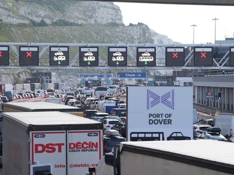 Hunderte gestrandete Flugreisende versuchen, per Fähre nach Europa zu kommen. - Foto: Gareth Fuller/PA Wire/dpa