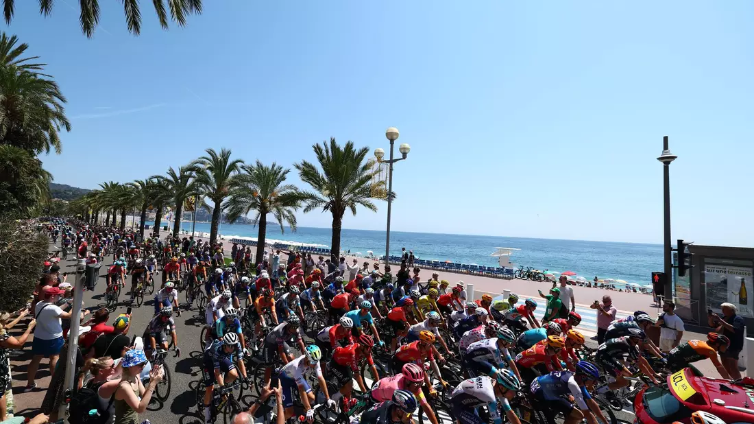 Auf der vorletzten Etappe der 111. Tour de France starten die Radprofis in Nizza. - Bild: David Pintens/Belga/dpa