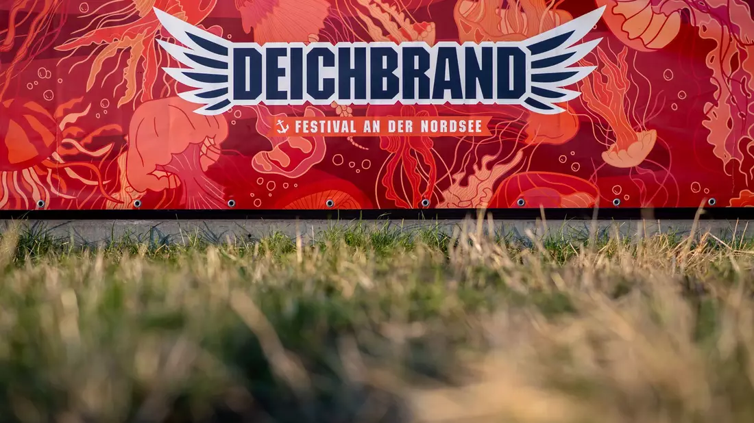 Wegen der weltweiten IT-Üanne kommen einige Musiker zu spät zum Deichbrand - Bild: Hauke-Christian Dittrich/dpa