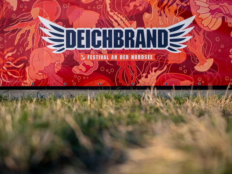 Wegen der weltweiten IT-Üanne kommen einige Musiker zu spät zum Deichbrand - Foto: Hauke-Christian Dittrich/dpa