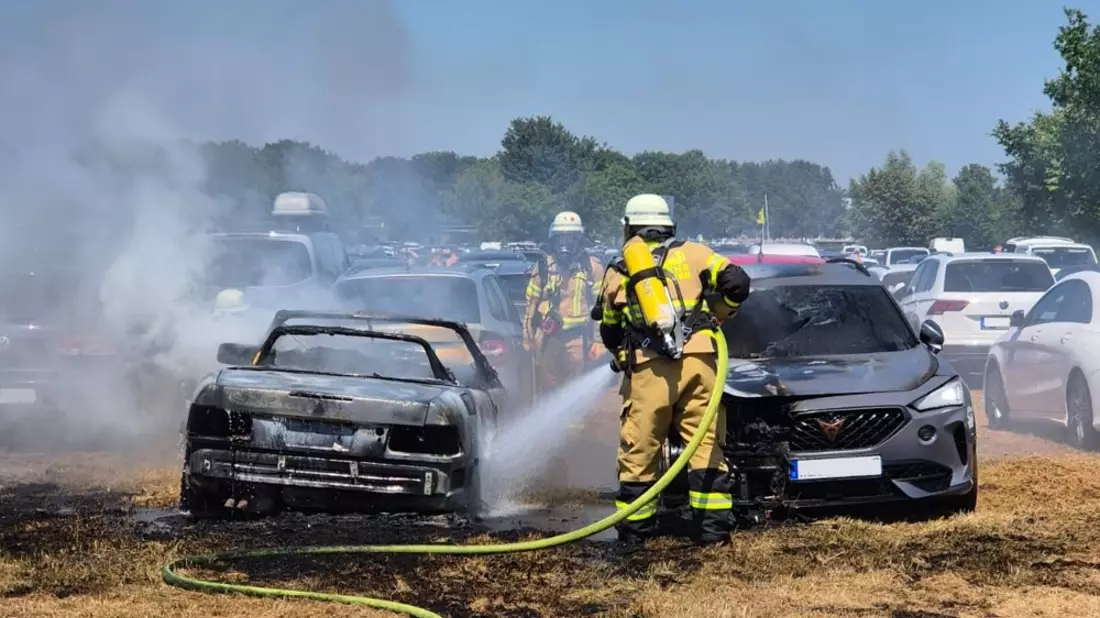 FW Xanten: PKW-Brand auf Parkplatz in Xanten-Wardt - Bild: presseportal.de