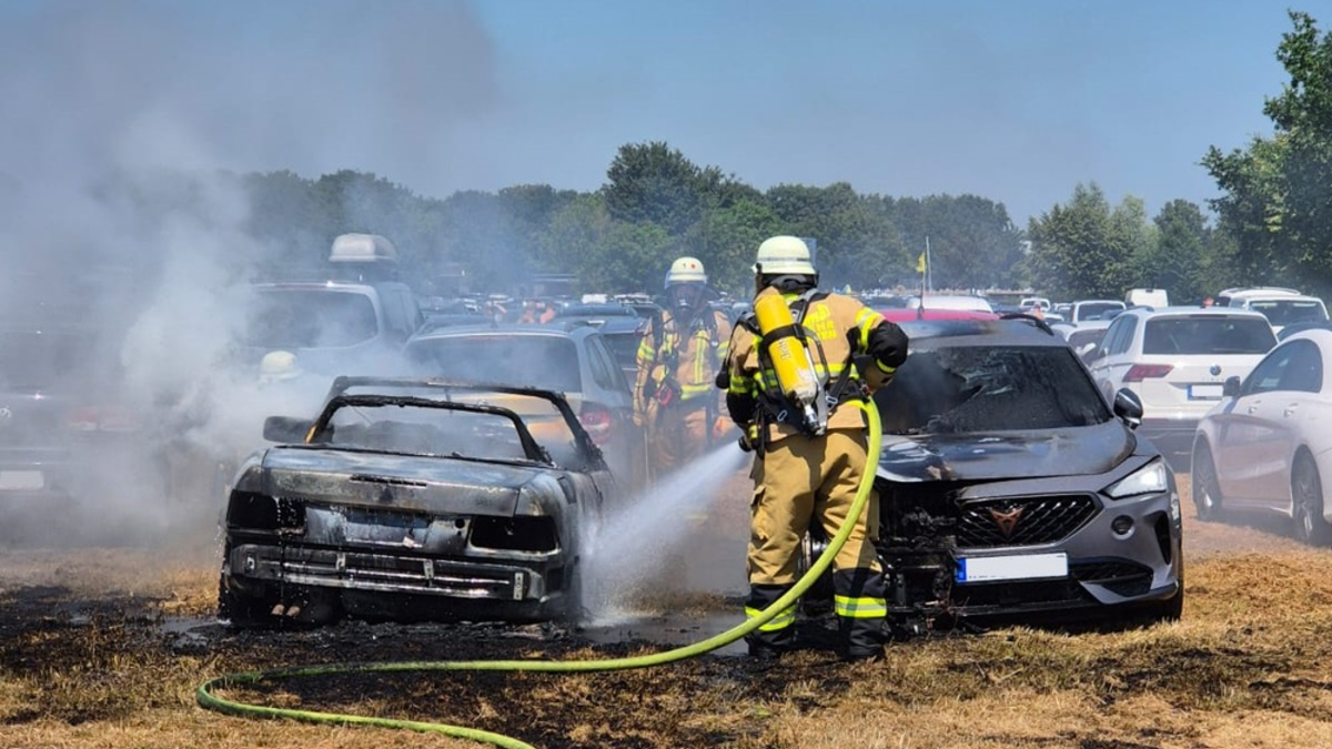 FW Xanten: PKW-Brand auf Parkplatz in Xanten-Wardt - Foto: presseportal.de