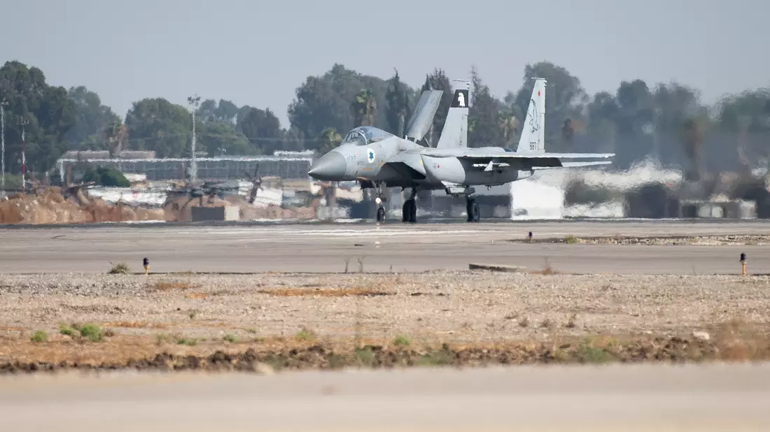 Israelische Kampfjets bombardierten aus Vergeltung für einen Drohnenangriff der Huthi-Milizen einen Hafen im Jemen. - Bild: Idf Spokesperson/ZUMA Press Wire/dpa