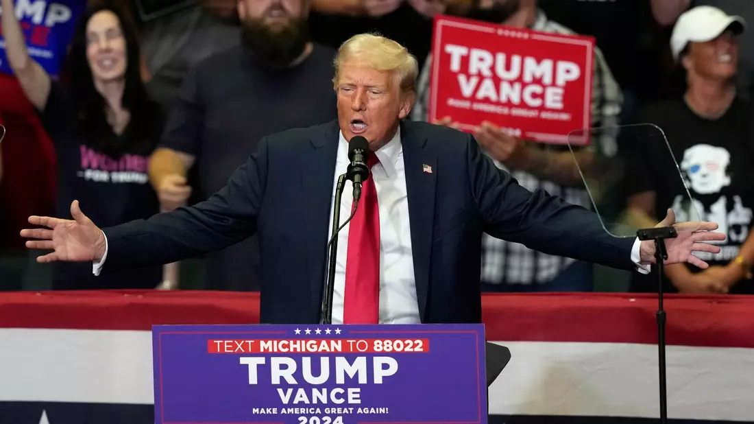 Donald Trump und J.D. Vance ließen sich von ihren Anhängern feiern. - Bild: Carlos Osorio/AP/dpa