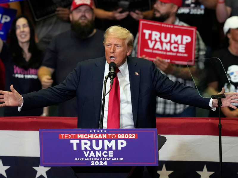 Donald Trump und J.D. Vance ließen sich von ihren Anhängern feiern. - Foto: Carlos Osorio/AP/dpa