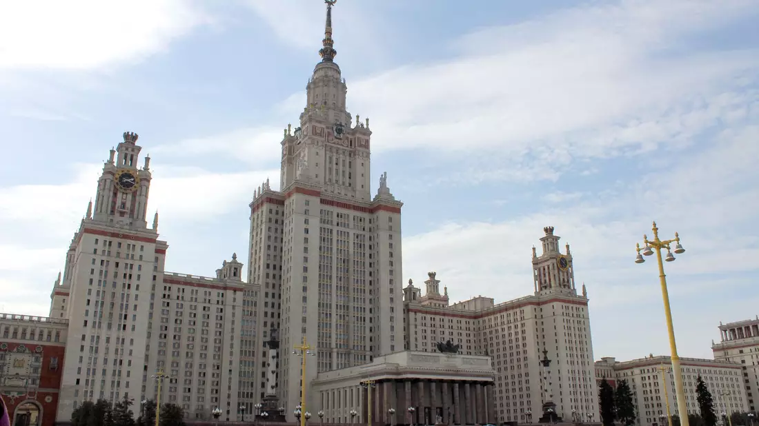 Auch an der weltberühmten Lomonossow-Universität sehen sich Dozenten und Studierende im Zuge des russischen Angriffskrieges gegen die Ukraine Repressionen ausgesetzt. (Archivbild) - Bild: Claudia Thaler/dpa