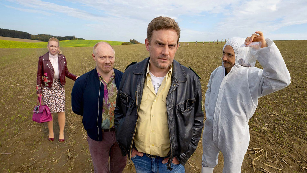 Ein abgetrenntes Ohr beschert Franz und Rudi einen verzwickten Mordfall - Foto: Bernd Schuller/BR/Constantin Film Verleih GmbH/ARD Degeto/dpa