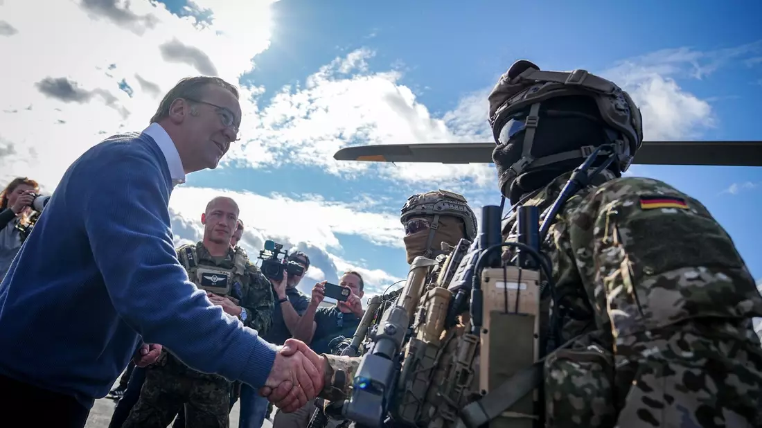 Händeschütteln bei der Nato-Übung: Bundesverteidigungsminister Boris Pistorius (SPD) trifft einen KSK-Soldaten. - Bild: Kay Nietfeld/dpa