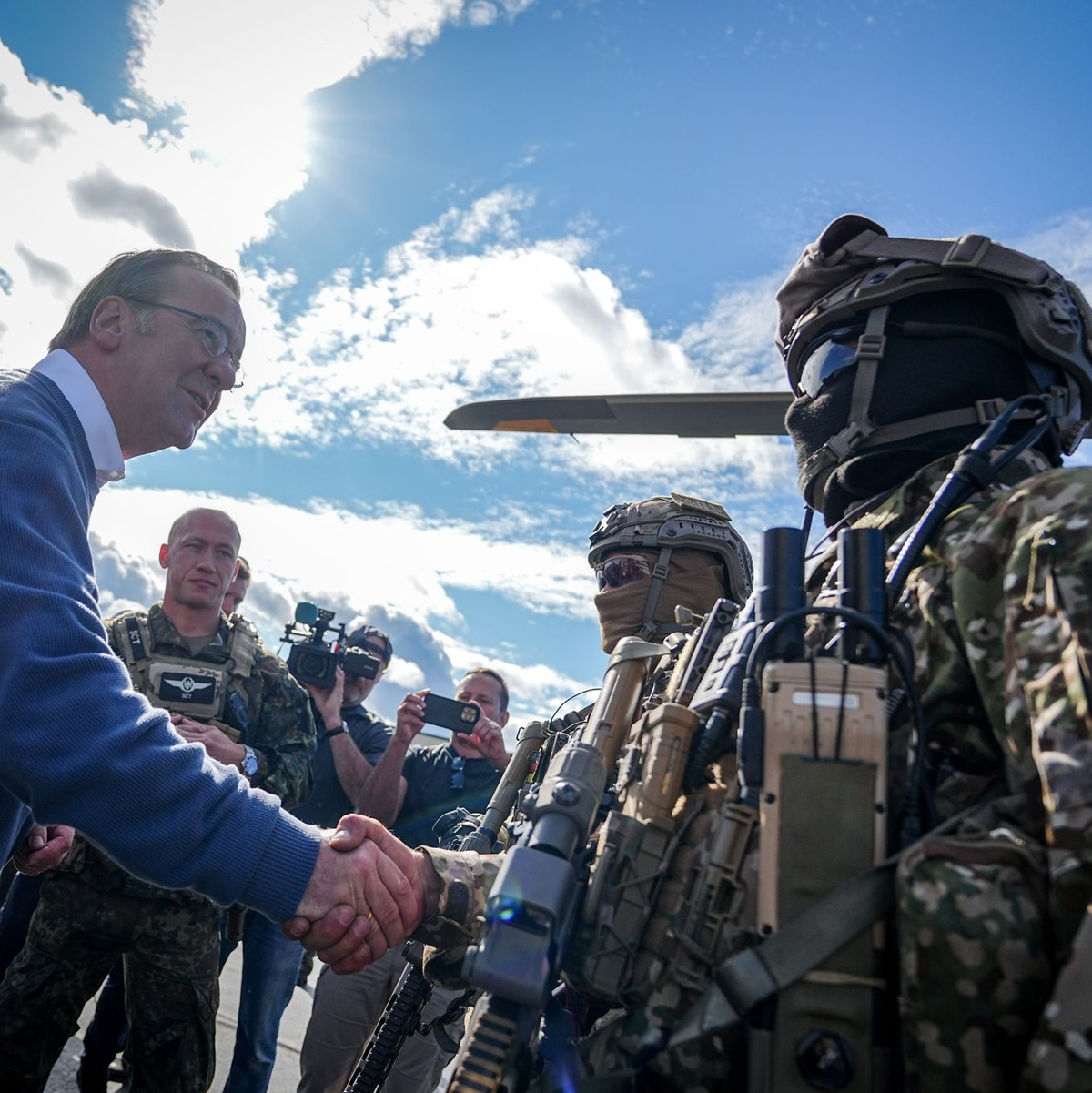 Händeschütteln bei der Nato-Übung: Bundesverteidigungsminister Boris Pistorius (SPD) trifft einen KSK-Soldaten. - Foto: Kay Nietfeld/dpa