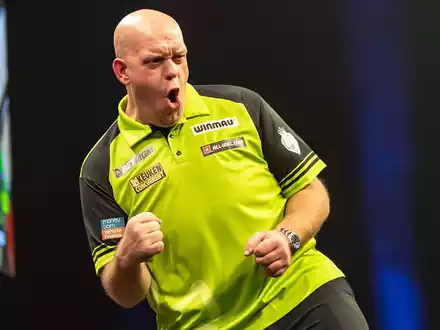 Van Gerwen ist im Finale leichter Außenseiter. - Foto: Andreas Gora/dpa