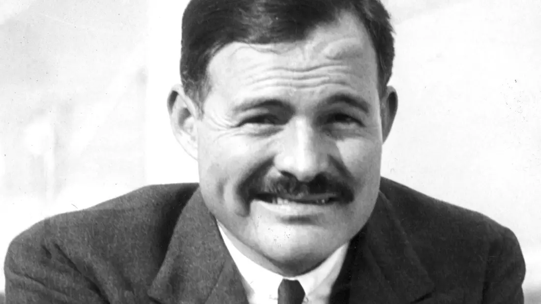 Der amerikanische Schriftsteller Ernest Hemingway (1899-1961) in jüngeren Jahren. (undatiertes Archivfoto) - Bild: -/UPI/dpa