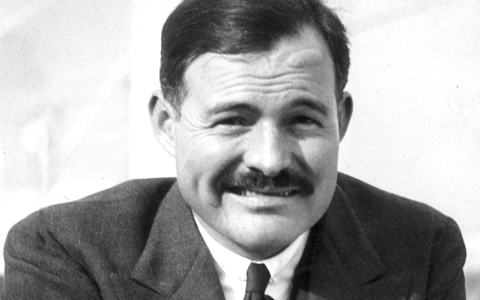 Der amerikanische Schriftsteller Ernest Hemingway (1899-1961) in jüngeren Jahren. (undatiertes Archivfoto) - Foto: -/UPI/dpa