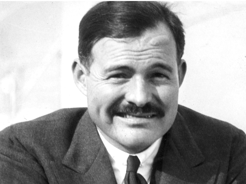 Der amerikanische Schriftsteller Ernest Hemingway (1899-1961) in jüngeren Jahren. (undatiertes Archivfoto) - Foto: -/UPI/dpa