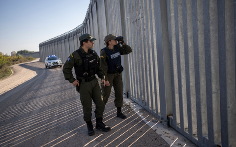 Grenzschutzbeamte patrouillieren in der Nähe der griechischen Stadt Feres am Evros. (Archivbild) - Foto: Petros Giannakouris/AP/dpa