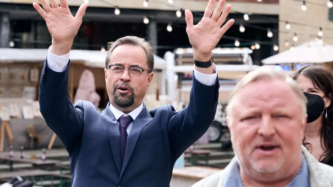 Populärstes Team beim «Tatort» sind Jan Josef Liefers (links) als Rechtsmediziner Karl-Friedrich Boerne und Axel Prahl als Kommissar Frank Thiel, die für den WDR in Münster ermitteln und stets sehr hohe Reichweite haben. Dieses Jahr kommt noch ein neuer Krimi mit Thiel und Boerne. (Archivfoto) - Bild: Bernd Thissen/dpa
