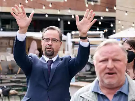 Populärstes Team beim «Tatort» sind Jan Josef Liefers (links) als Rechtsmediziner Karl-Friedrich Boerne und Axel Prahl als Kommissar Frank Thiel, die für den WDR in Münster ermitteln und stets sehr hohe Reichweite haben. Dieses Jahr kommt noch ein neuer Krimi mit Thiel und Boerne. (Archivfoto) - Foto: Bernd Thissen/dpa