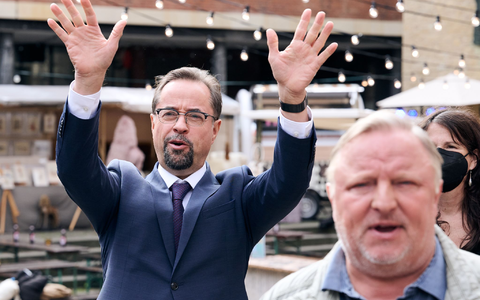 Populärstes Team beim «Tatort» sind Jan Josef Liefers (links) als Rechtsmediziner Karl-Friedrich Boerne und Axel Prahl als Kommissar Frank Thiel, die für den WDR in Münster ermitteln und stets sehr hohe Reichweite haben. Dieses Jahr kommt noch ein neuer Krimi mit Thiel und Boerne. (Archivfoto) - Foto: Bernd Thissen/dpa