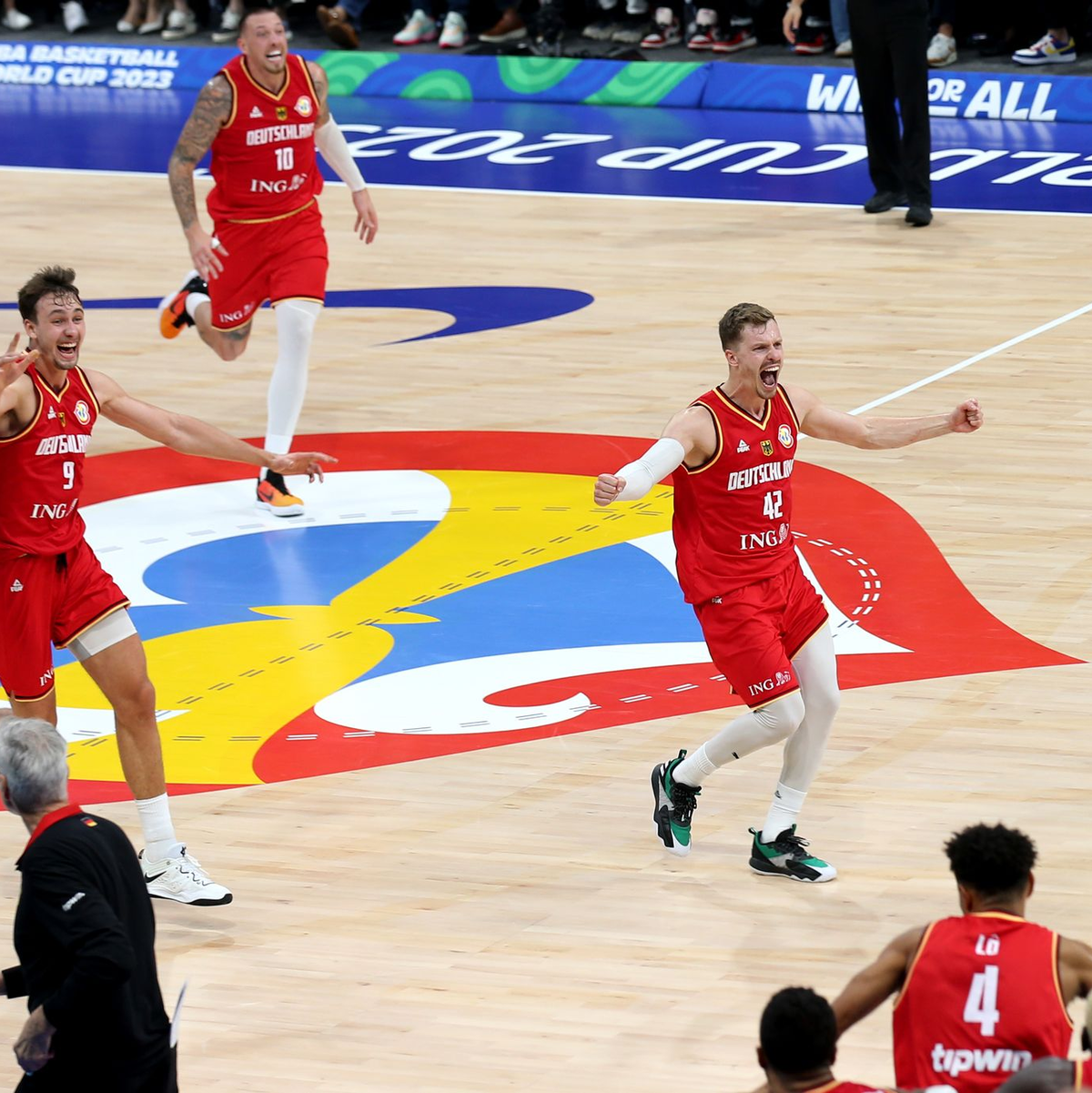 Deutschlands Profis jubeln nach dem WM-Halbfinale. - Foto: Matthias Stickel/dpa