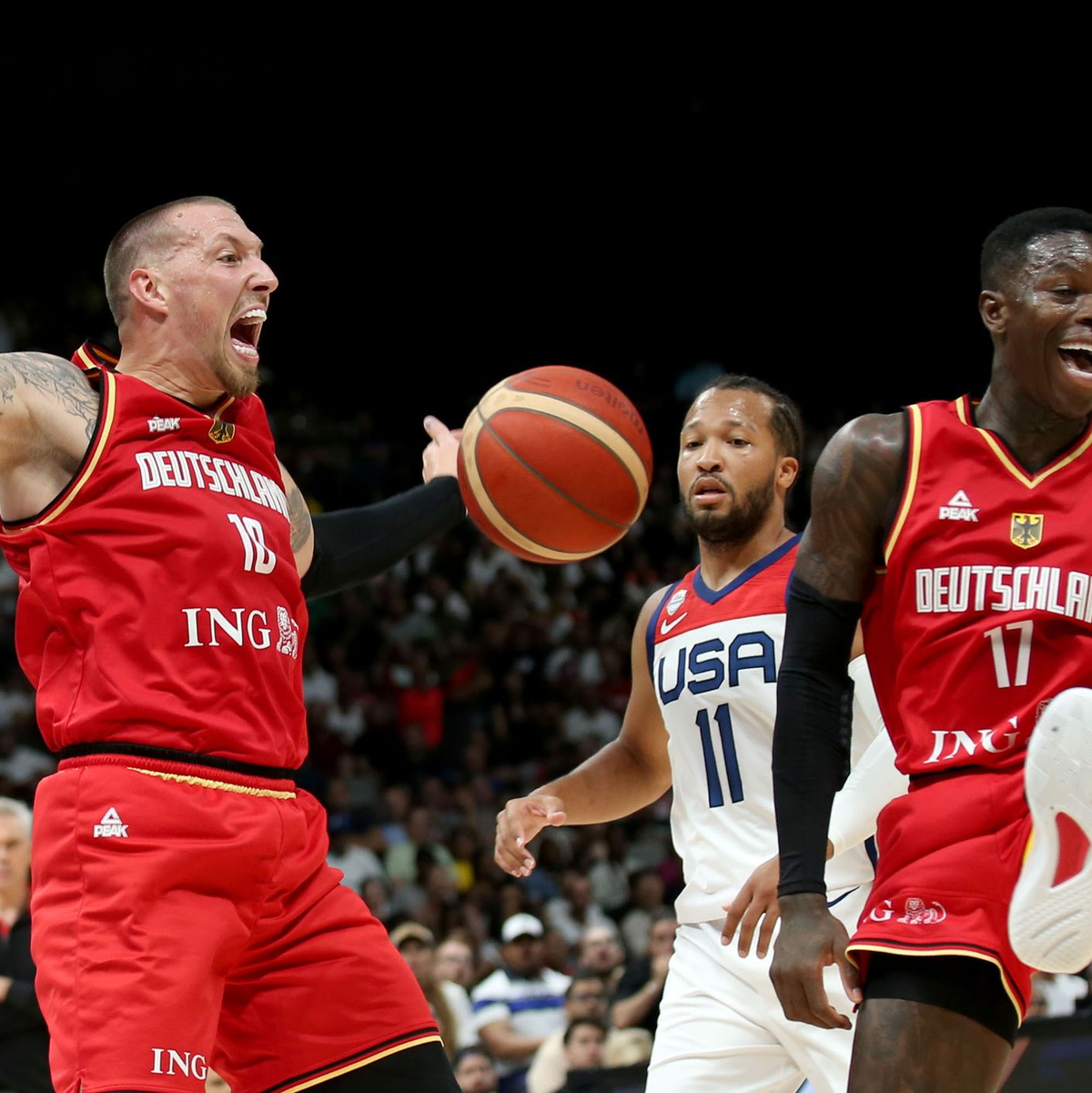 Zeigten in Abu Dhabi 2023 spektakuläres Zusammenspiel: Theis und Schröder. - Foto: Matthias Stickel/dpa