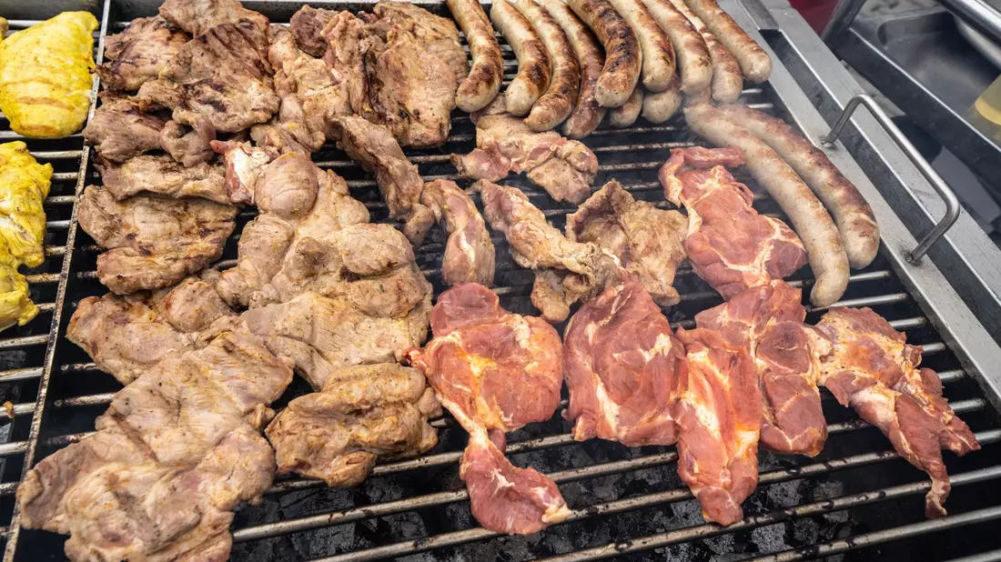 Bei Grillfleisch gibt es auf vielen Packungen Angaben zur Tierhaltung. (Archivbild) - Bild: Frank Rumpenhorst/dpa