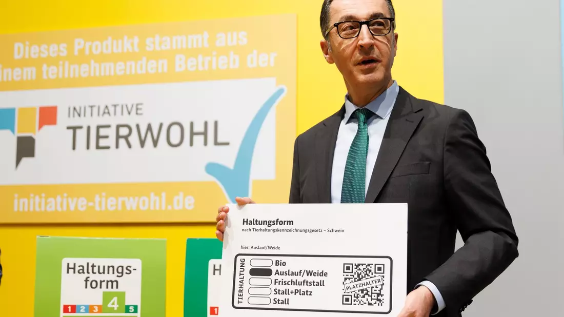Minister Cem Özdemir zeigt das künftige staatliche Tierhaltungslogo. (Archibild) - Bild: Carsten Koall/dpa