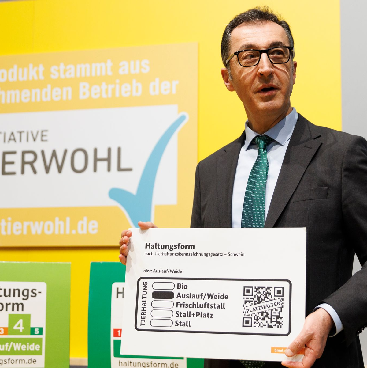 Minister Cem Özdemir zeigt das künftige staatliche Tierhaltungslogo. (Archibild) - Foto: Carsten Koall/dpa