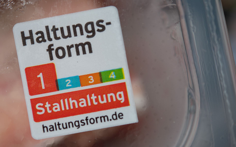 Die seit 2019 bestehende freiwillige «Haltungsform»-Kennzeichnung der Supermarktketten gilt für Fleisch und verarbeitete Produkte von Schwein, Rind und Geflügel. - Foto: Sebastian Gollnow/dpa