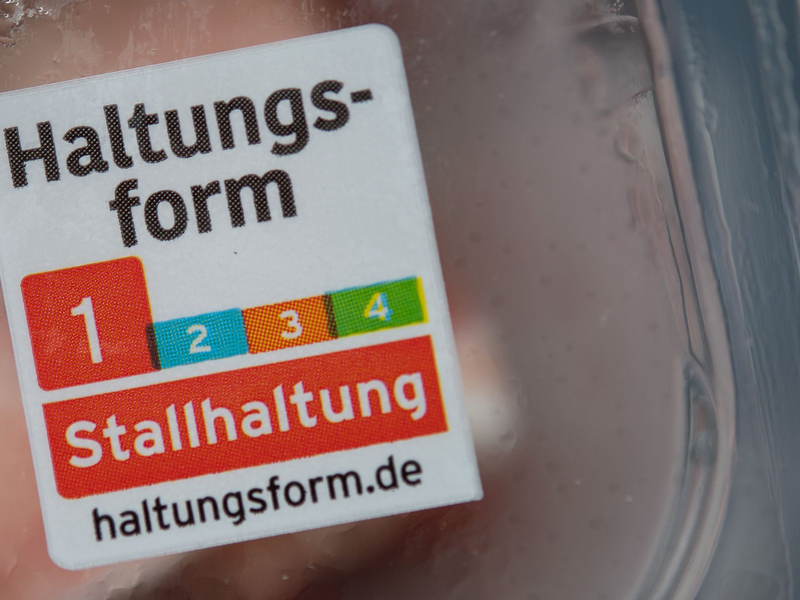 Die seit 2019 bestehende freiwillige «Haltungsform»-Kennzeichnung der Supermarktketten gilt für Fleisch und verarbeitete Produkte von Schwein, Rind und Geflügel. - Foto: Sebastian Gollnow/dpa