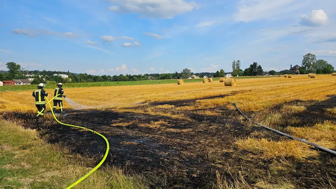 FW Königswinter: Ballenpresse und Feld fangen Feuer - Bild: presseportal.de