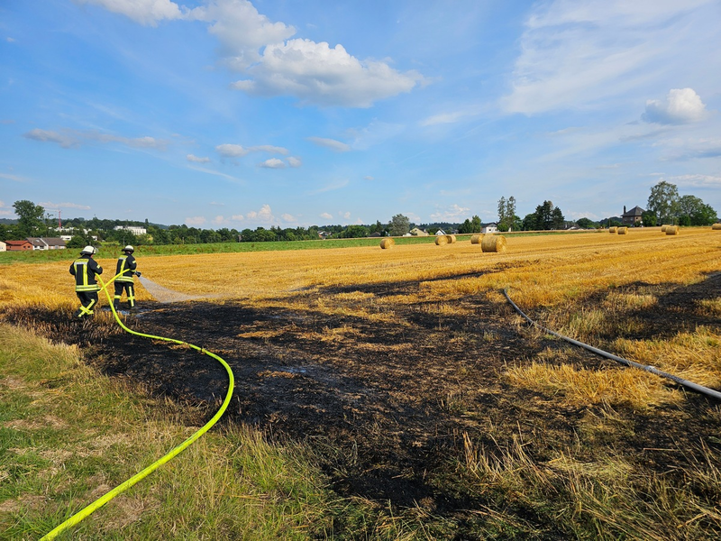 FW Königswinter: Ballenpresse und Feld fangen Feuer - Foto: presseportal.de