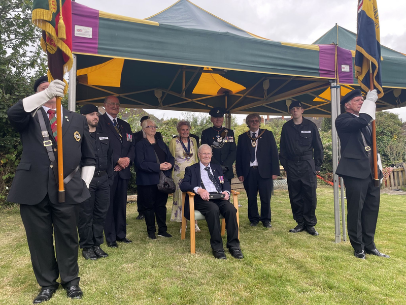 Der Veteran Lewis musste lange auf die Medaille warten. - Foto: George Thompson/PA Wire/dpa