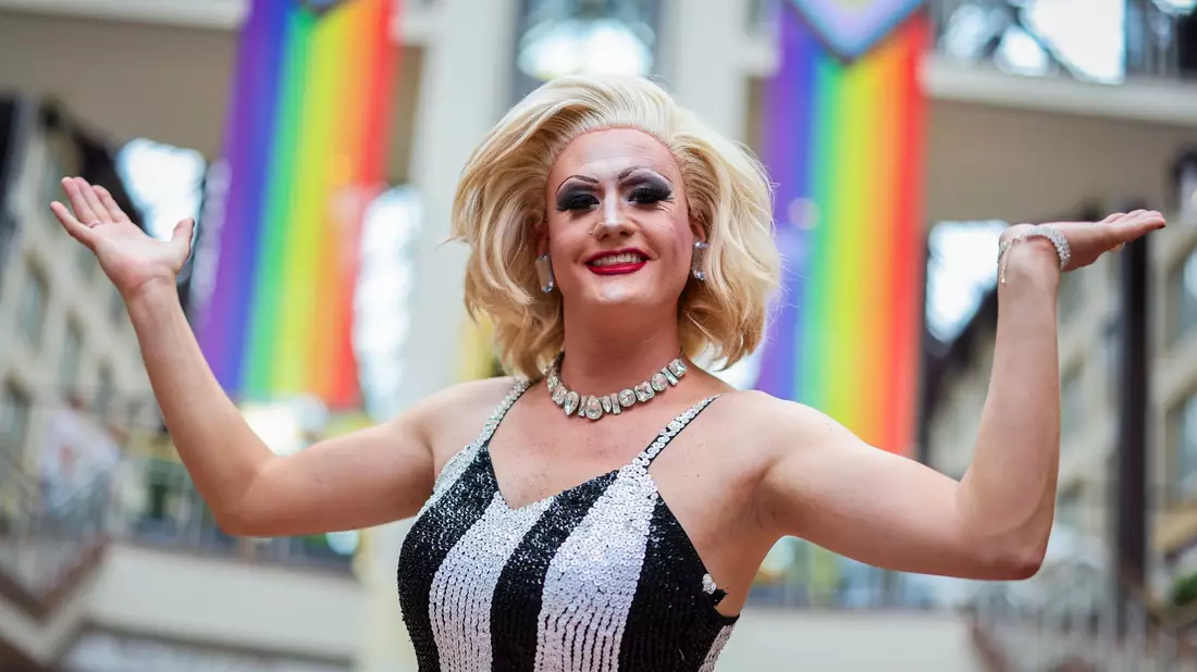 In Köln hat am Sonntag die CSD-Parade begonnen - eine der Teilnehmerinnen ist Drag Queen Meryl Deep. (Foto aktuell) - Bild: Christoph Reichwein/dpa