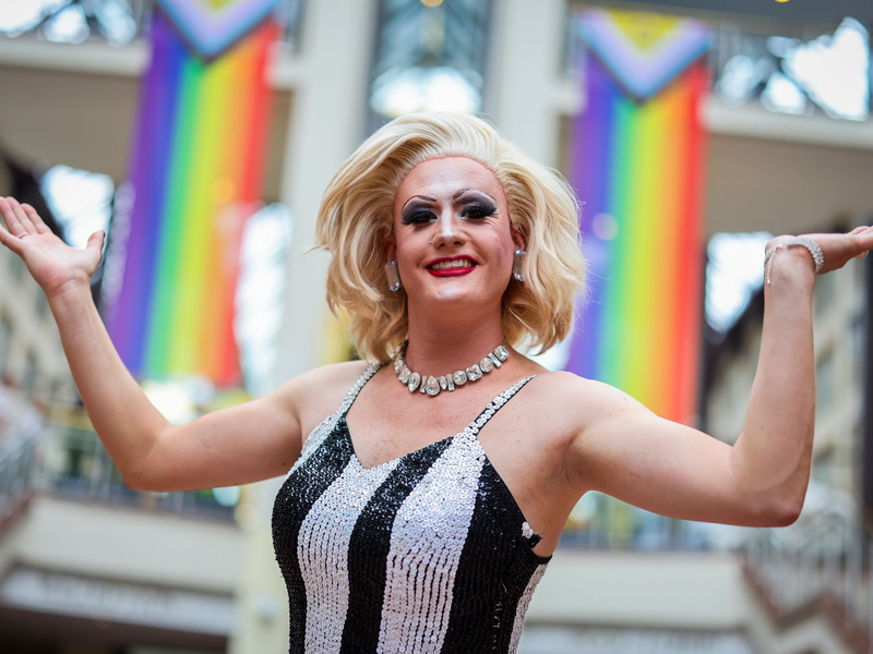 In Köln hat am Sonntag die CSD-Parade begonnen - eine der Teilnehmerinnen ist Drag Queen Meryl Deep. (Foto aktuell) - Foto: Christoph Reichwein/dpa