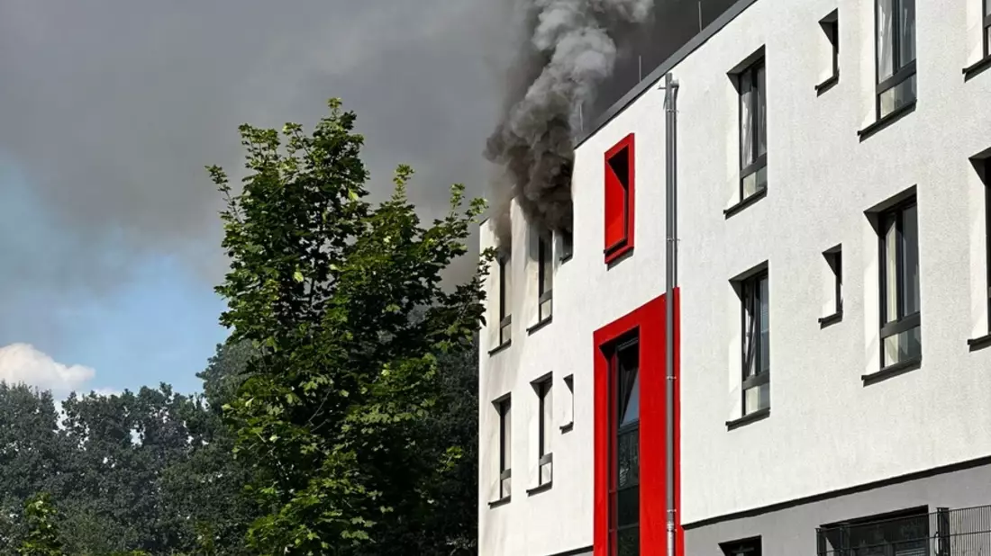 FW-DO: Feuer in Dortmund Brünninghausen / Ein Wohnungsbrand löste einen größeren Feuerwehreinsatz aus - Bild: presseportal.de