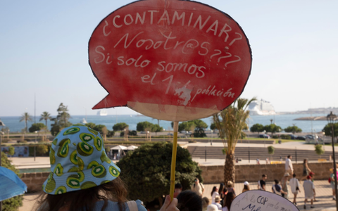 Urlauber waren von der Protestaktion überrascht und hatten die Gelegenheit für Erinnerungsfotos der etwas anderen Art. - Foto: Clara Margais/dpa