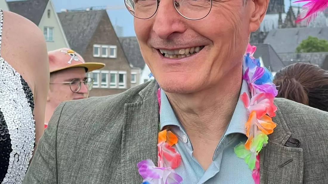 Bundesgesundheitsminister Karl Lauterbach hält den CSD derzeit für wichtiger denn je, weil die Rechte queerer Menschen vielerorts unter Druck seien.  - Bild: Christoph Driessen/dpa