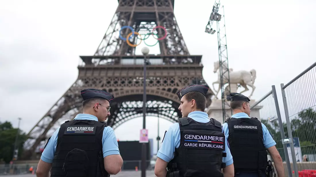Vor dem Start der Sommerspiele ist die Polizeipräsenz in Paris deutlich erhöht worden. - Bild: Michael Kappeler/dpa