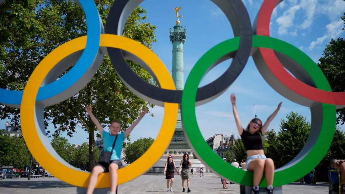 In den Tagen vor der Eröffnung steigt das Olympia-Fieber in Paris. - Bild: David Goldman/AP/dpa