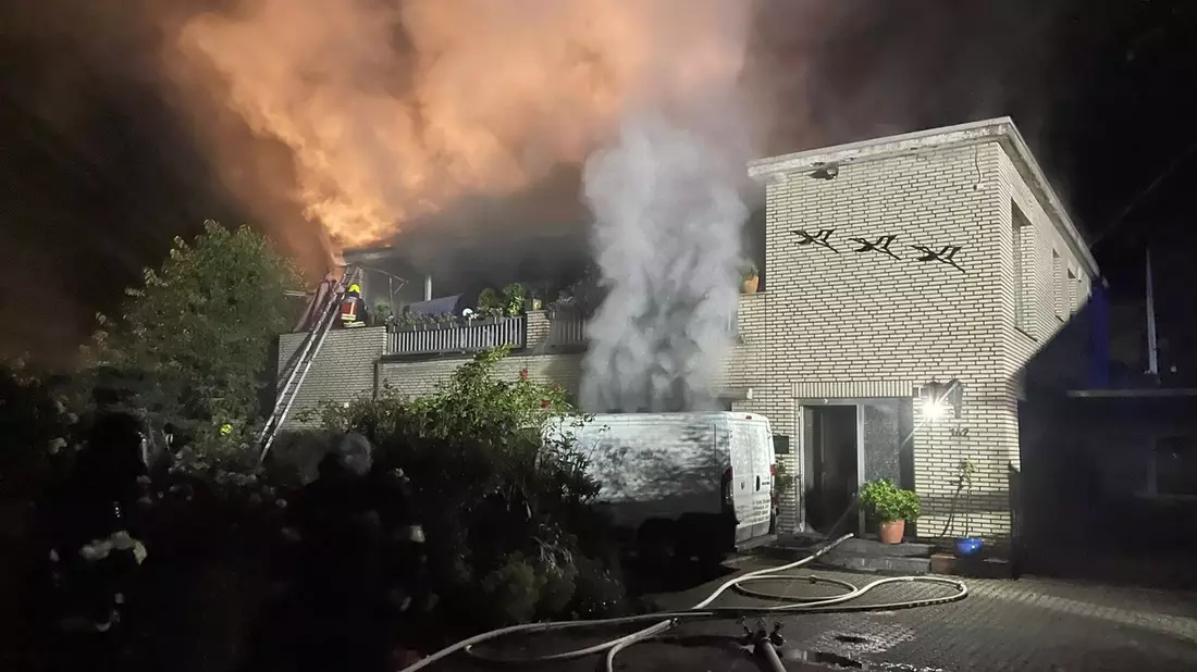 FW Bergheim: Feuerwehr rettet zwei Personen bei Gebäudebrand Werkstatt im Edgeschoss brannte aus - Zwei Personen kamen ins Krankenhaus - Bild: presseportal.de