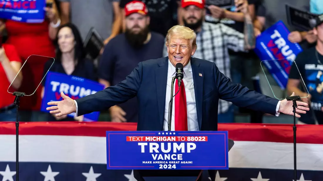 Der republikanische Präsidentschaftskandidat Donald Trump nutzte seinen ersten Wahlkampfauftritt seit dem Attentat auf ihn ausgiebig, um über die Probleme seines Kontrahenten Joe Biden zu spotten. - Bild: Kaytie Boomer/Saginaw News/AP/dpa
