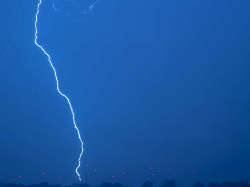 Im bulgarischen Balkangebirge kommen ein Vater und seine 11-jährige Tochter nach einem Blitzeinschlag ums Leben. - Foto: Jens Büttner/dpa-Zentralbild/dpa