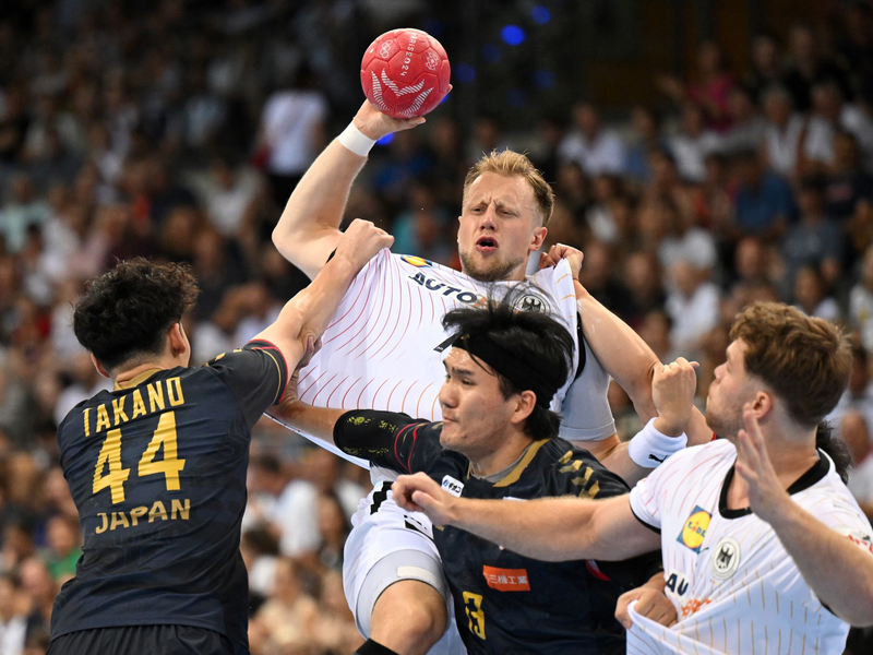 Jannik Kohlbacher bedankt sich bei den Fans für die Unterstützung. - Foto: Marijan Murat/dpa