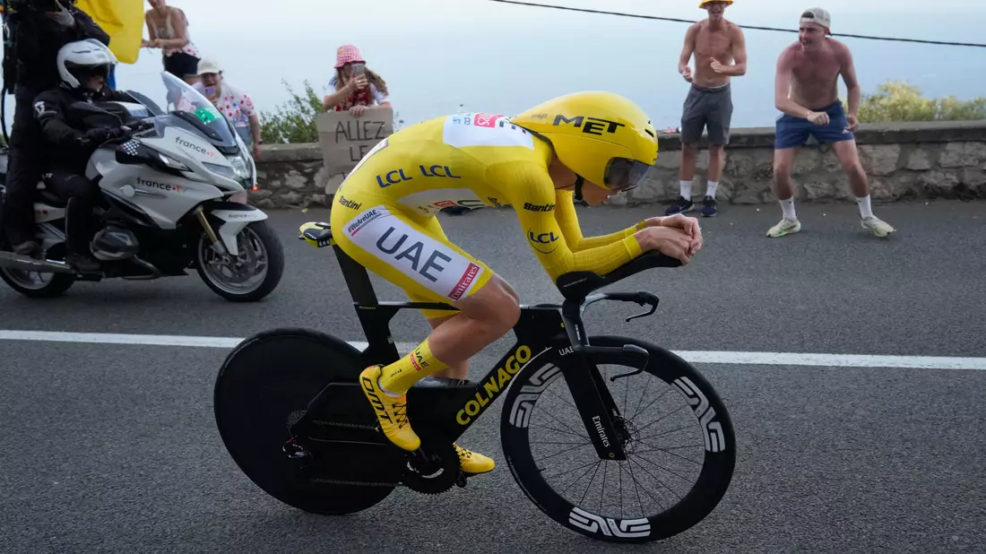 Tour-Sieger Pogacar im Zeitfahren. - Bild: Jerome Delay/AP