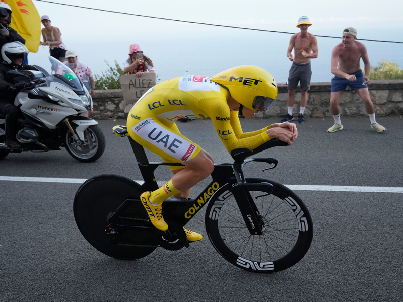Tour-Sieger Pogacar im Zeitfahren. - Foto: Jerome Delay/AP