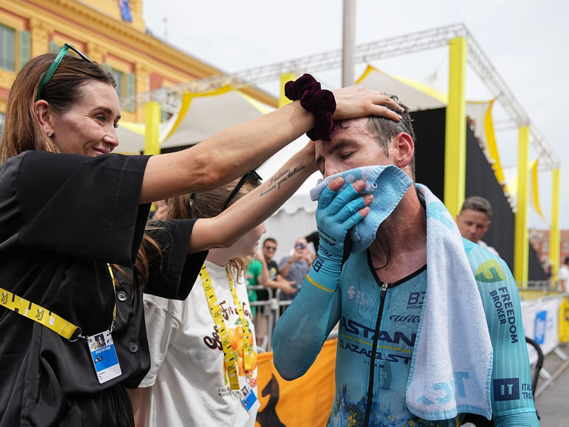 Pogacar mit Verlobter Urska Zigart. - Foto: Laurent Cipriani/AP Pool/AP