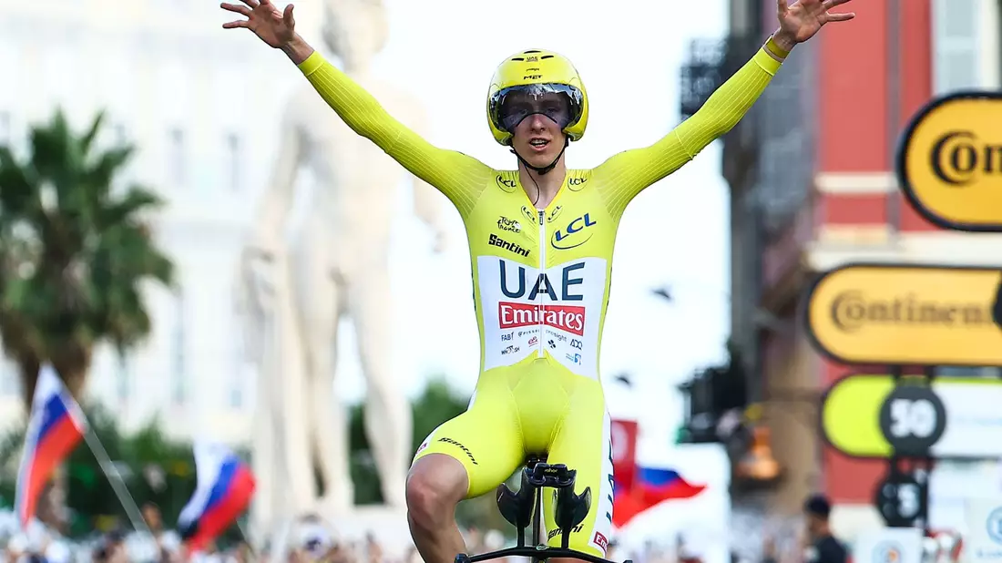 Pogacar bejubelt den dritten Titel bei der Tour de France. - Bild: David Pintens/Belga/dpa