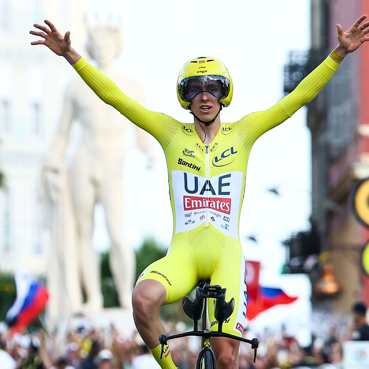 Pogacar bejubelt den dritten Titel bei der Tour de France. - Foto: David Pintens/Belga/dpa