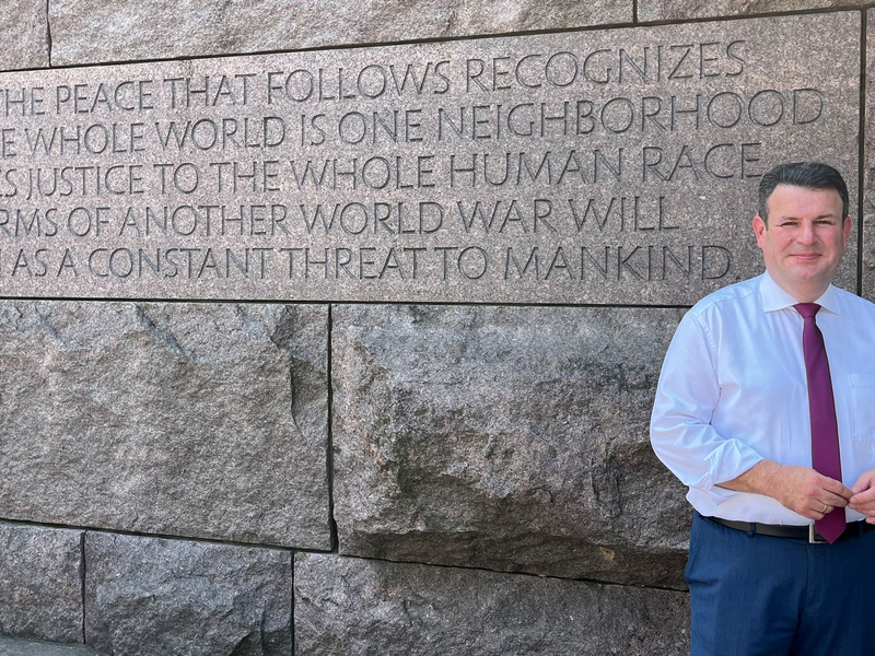 Arbeitsminister Hubertus Heil (SPD) besucht in Texas eine Siedlung mit Bungalows, die mit einem 3D-Drucker gebaut werden. - Foto: Basil Wegener/dpa