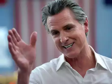 Der Demokrat Newsom stellt sich hinter Harris. (Archivbild) - Foto: Steven Senne/AP/dpa